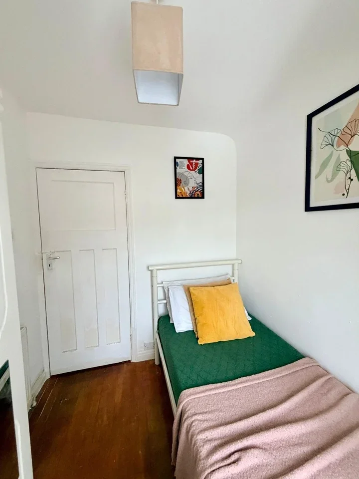 Room Manor Farm Road in Greater London