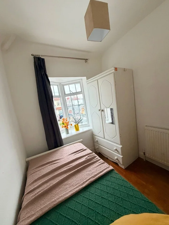 Room Manor Farm Road in Greater London