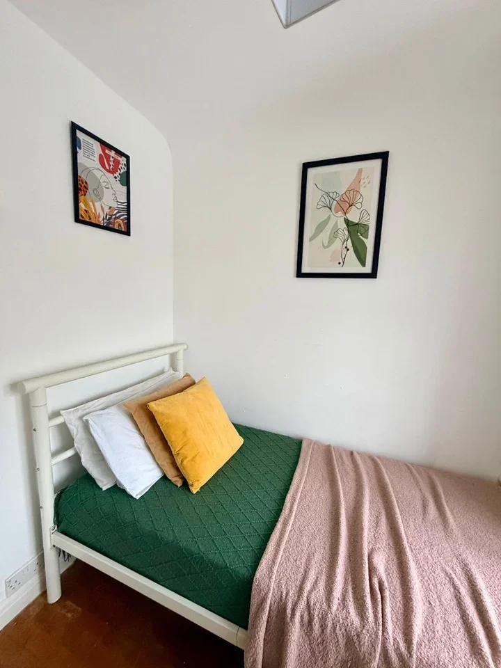 Room Manor Farm Road in Greater London