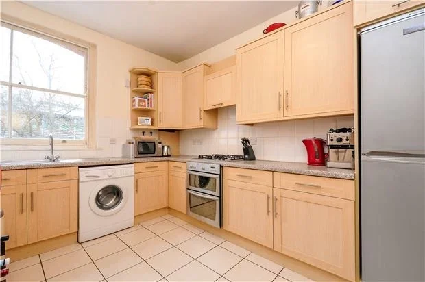 Flat Nightingale Road in Greater London