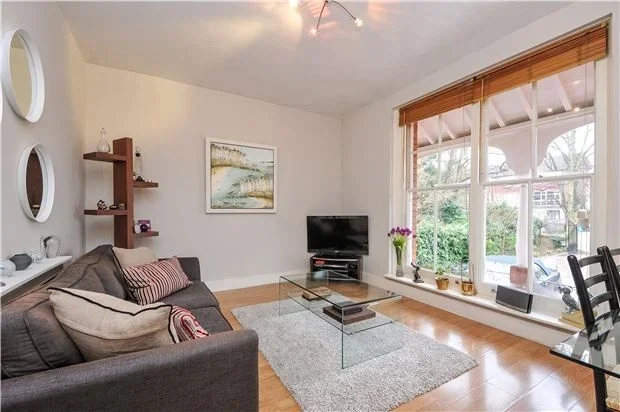 Flat Nightingale Road in Greater London