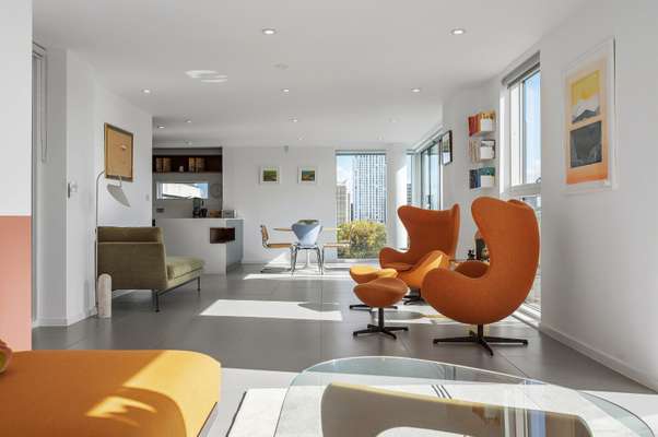 Flat Dance Square in Greater London