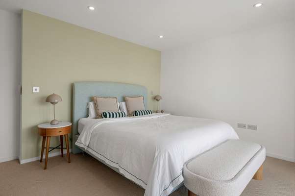 Flat Dance Square in Greater London