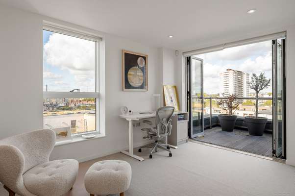 Flat Dance Square in Greater London