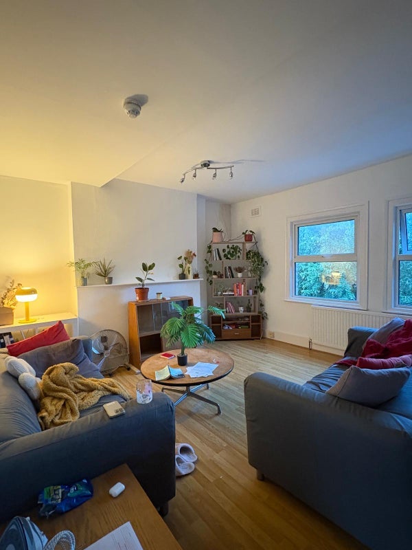 Room Hartham Road in Greater London