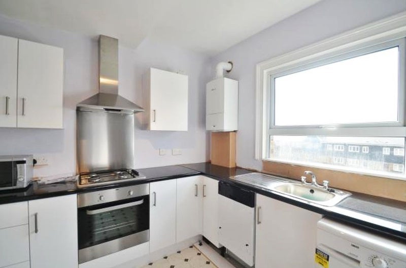 Room Hartham Road in Greater London