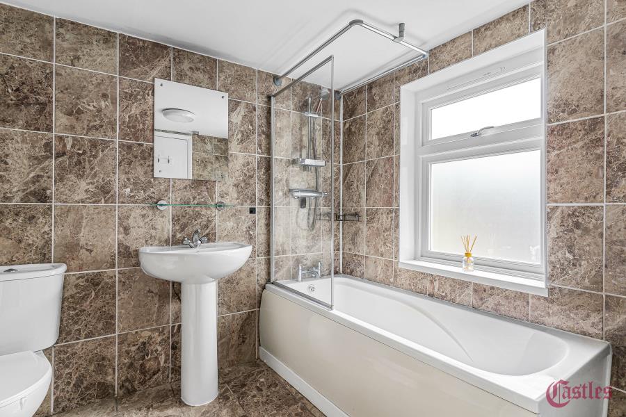 Flat Nicholas Road in Greater London