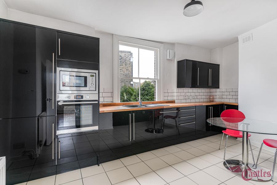 Flat Nicholas Road in Greater London