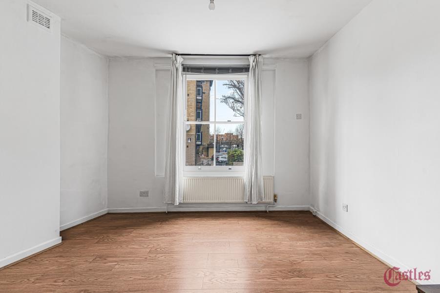 Flat Nicholas Road in Greater London