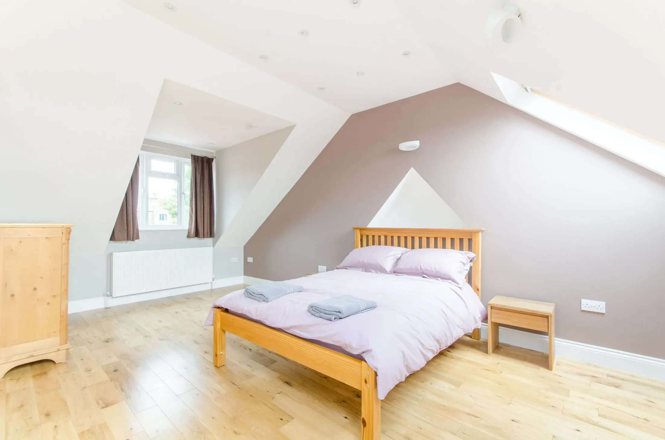 Flat Hillfield Road in Greater London
