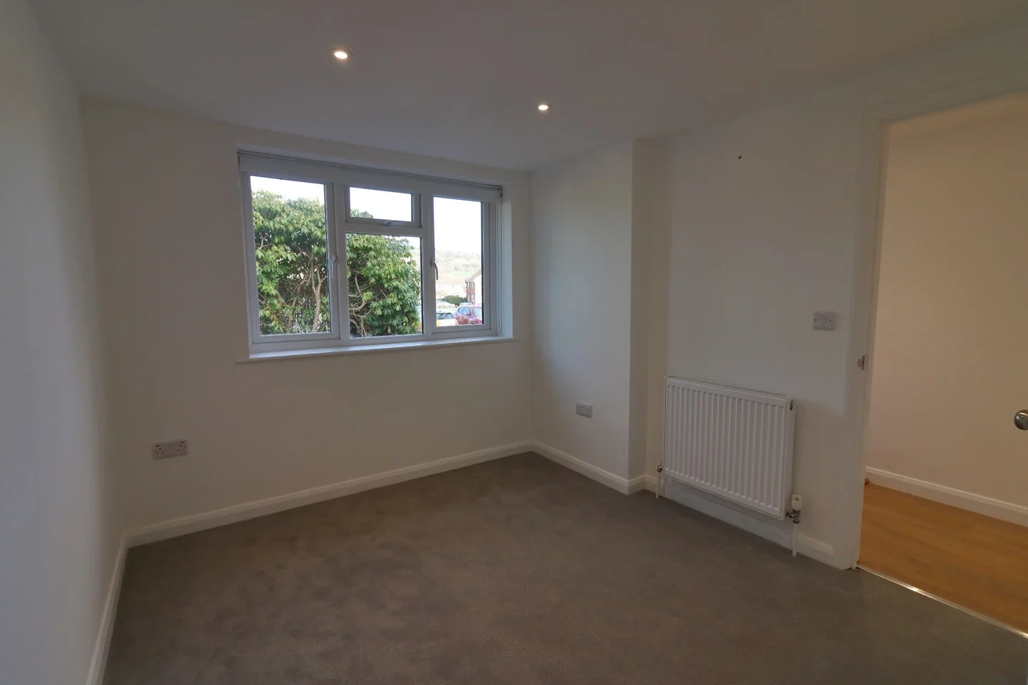 Flat Hornhatch in Guildford