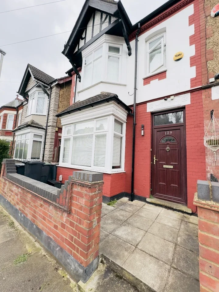 Room Tennyson Road in Luton