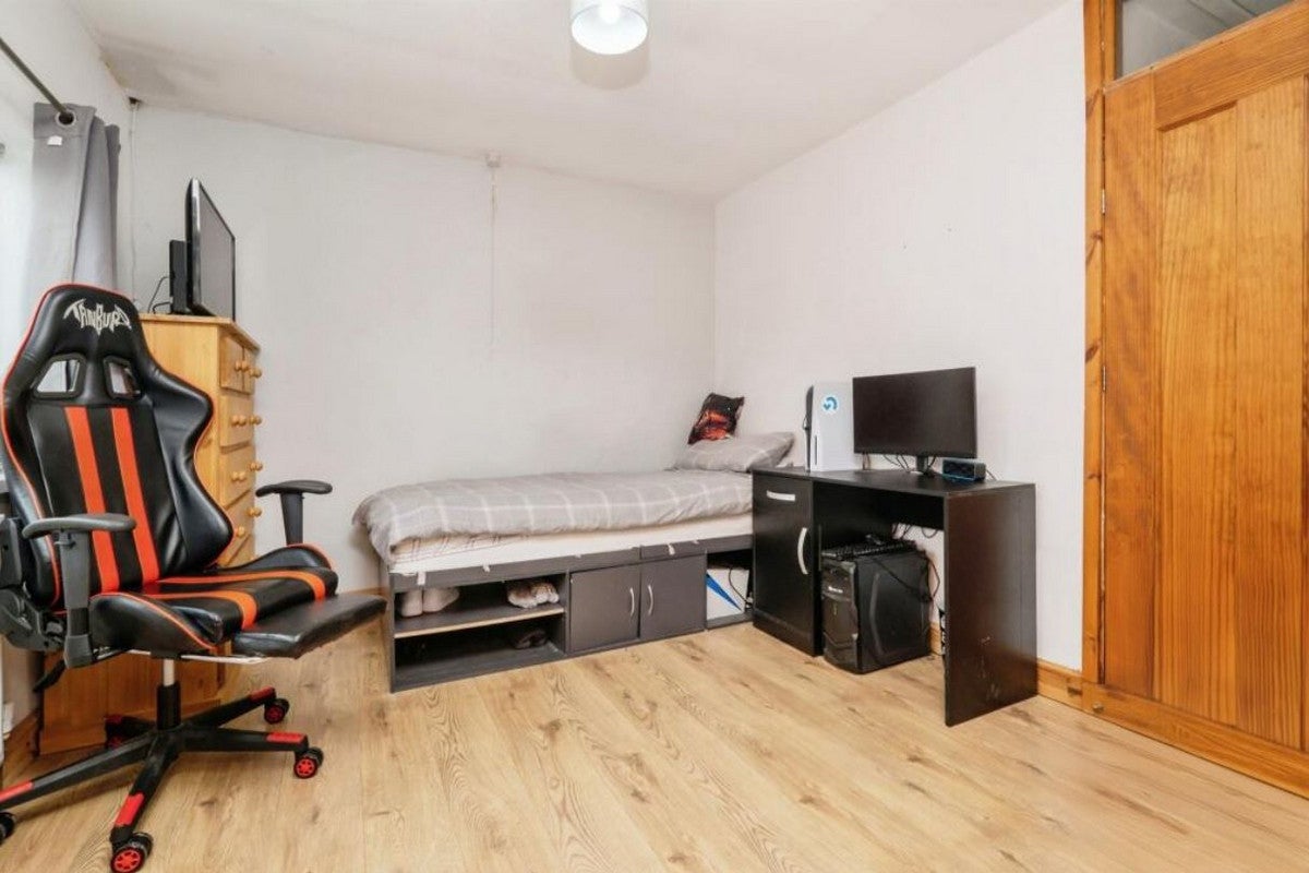 House Whatley Avenue in Greater London