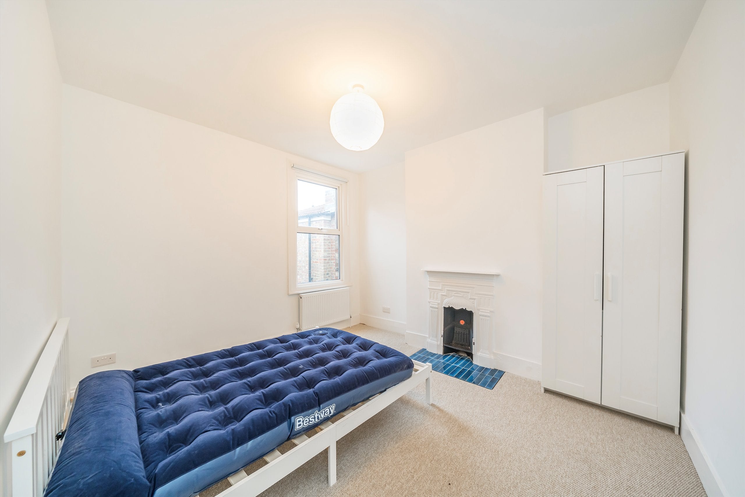 Flat Deacon Road in Greater London