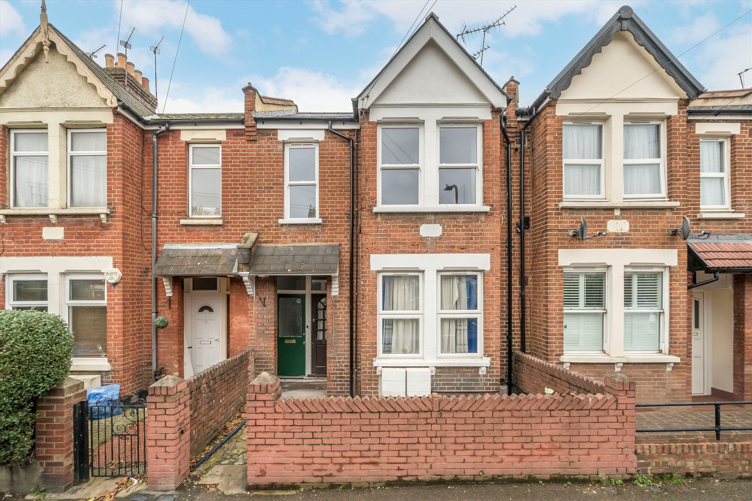 Flat Deacon Road in Greater London