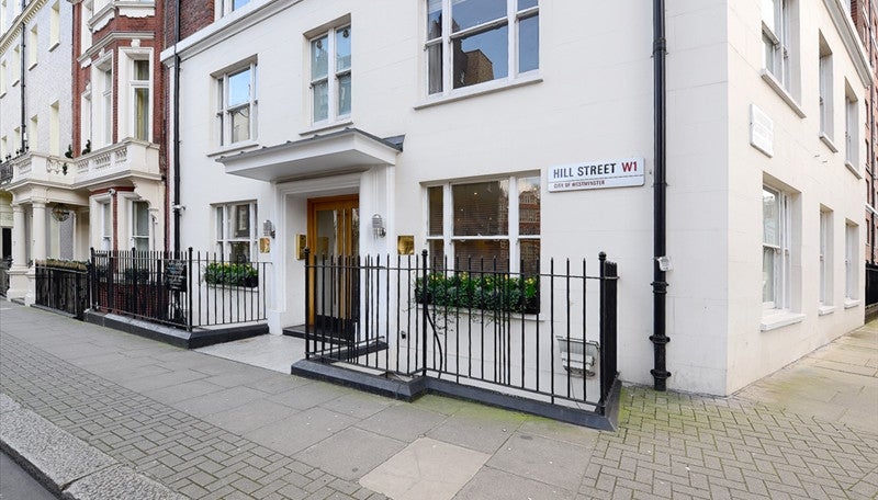 Flat Hill Street in City of Westminster