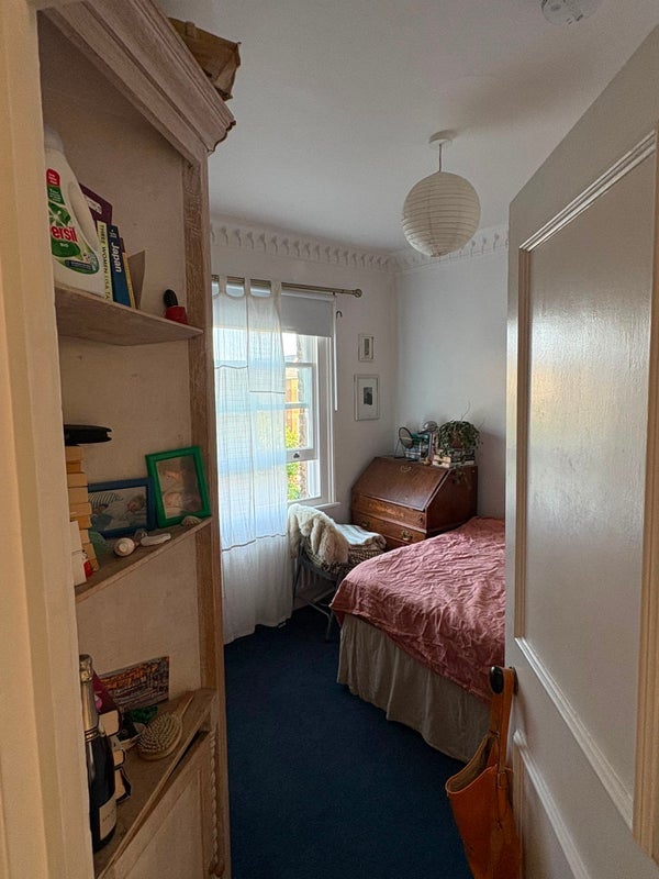 Room Hartham Road in Greater London