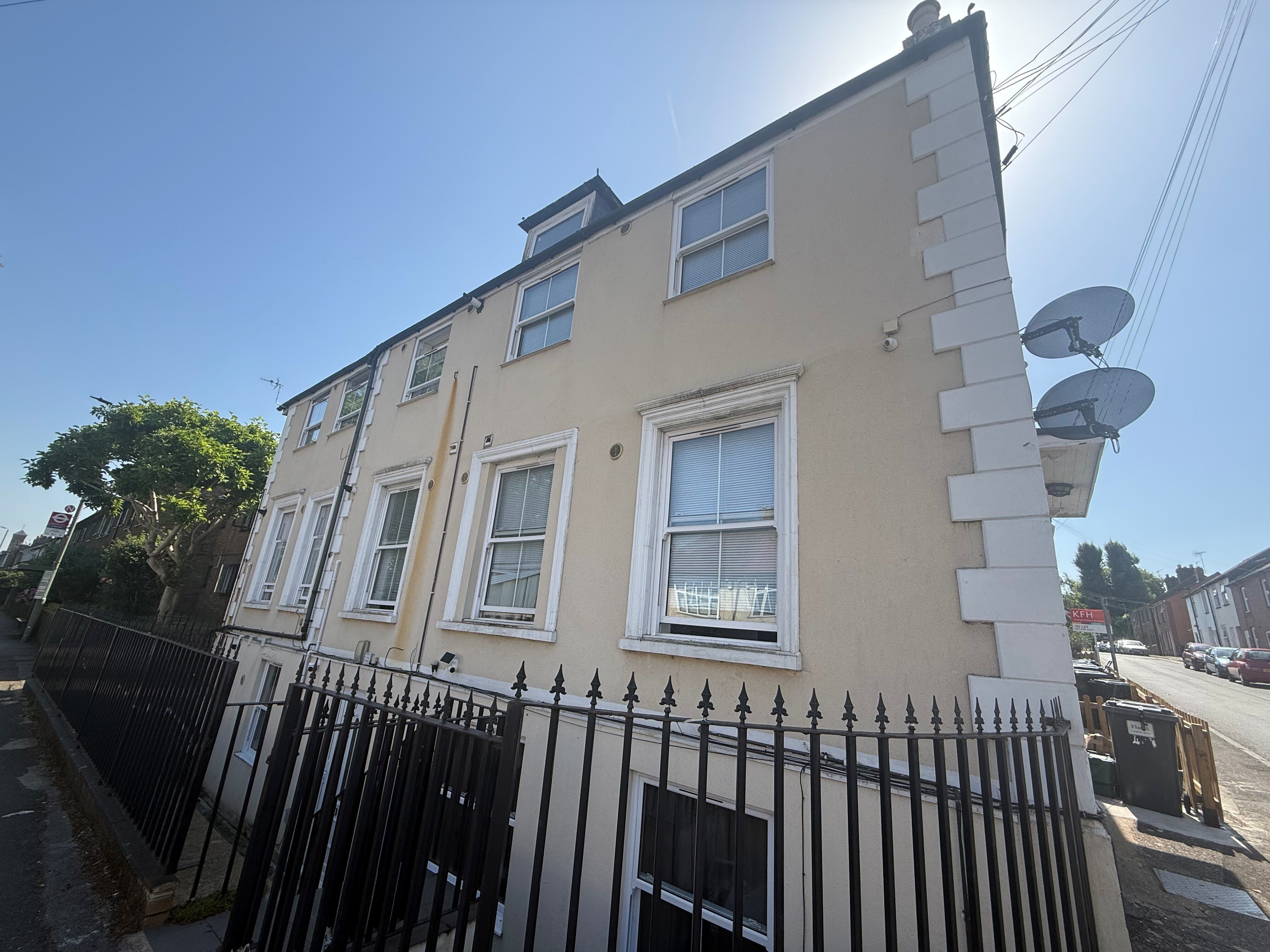 Flat Albert Road in Greater London
