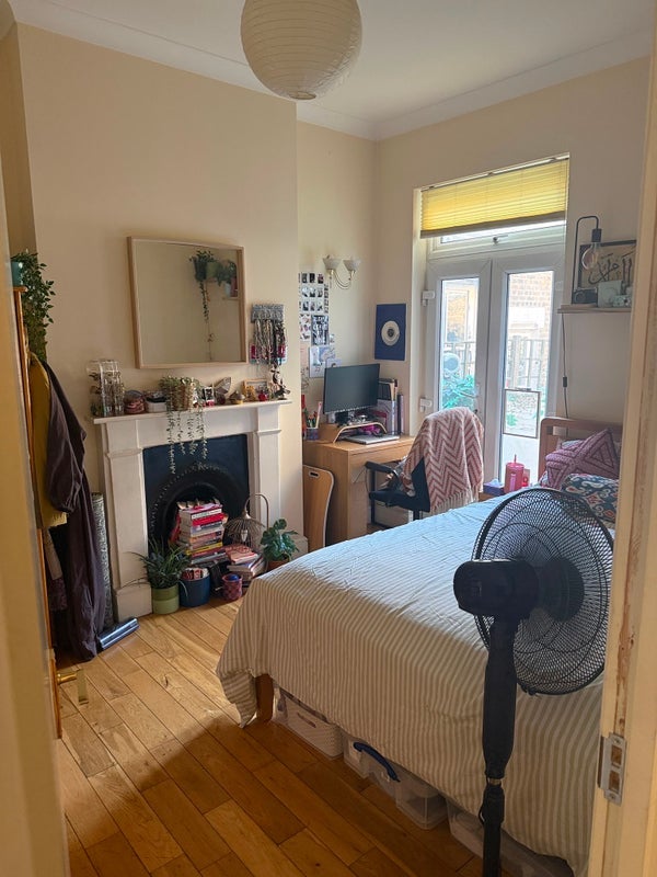 Room Meadow Place in Greater London