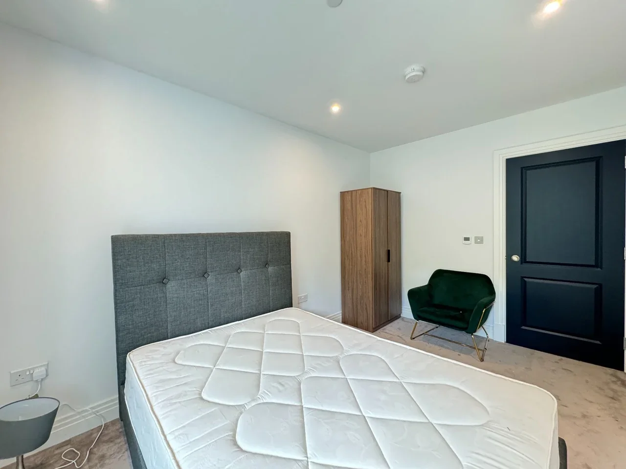 Flat Mattock Lane in Greater London