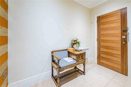 Flat Merry Hill Road in Hertsmere