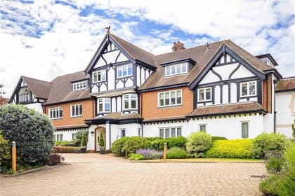 Flat Merry Hill Road in Hertsmere