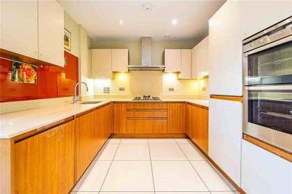Flat Merry Hill Road in Hertsmere