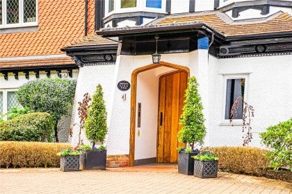 Flat Merry Hill Road in Hertsmere