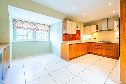Flat Merry Hill Road in Hertsmere
