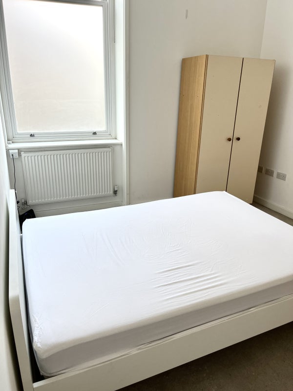 Room Leybourne Court in Greater London