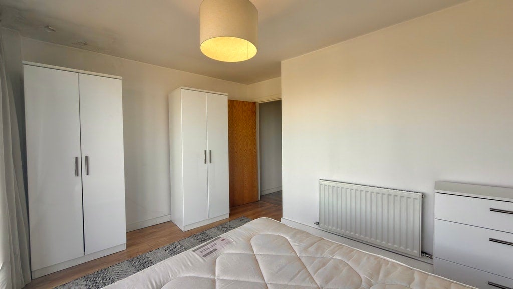 Flat Greenhill Way in Greater London