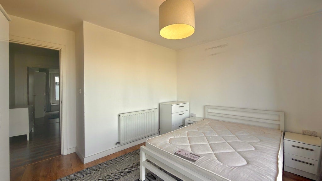 Flat Greenhill Way in Greater London