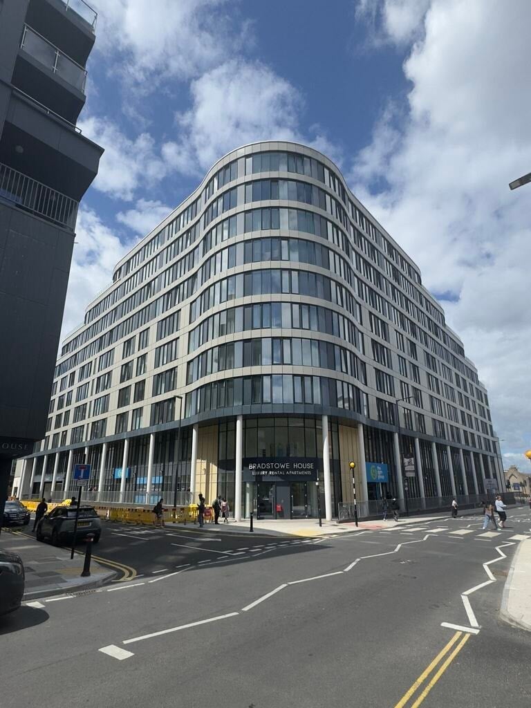 Flat Greenhill Way in Greater London