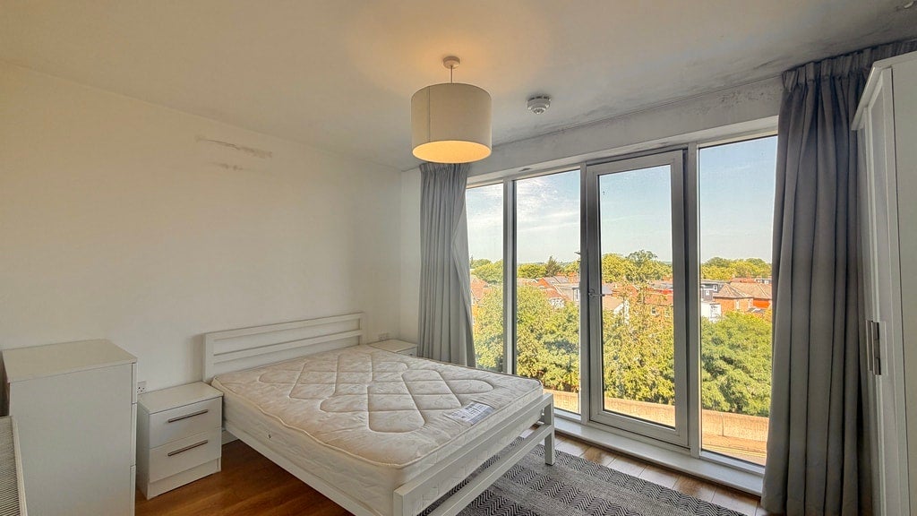 Flat Greenhill Way in Greater London