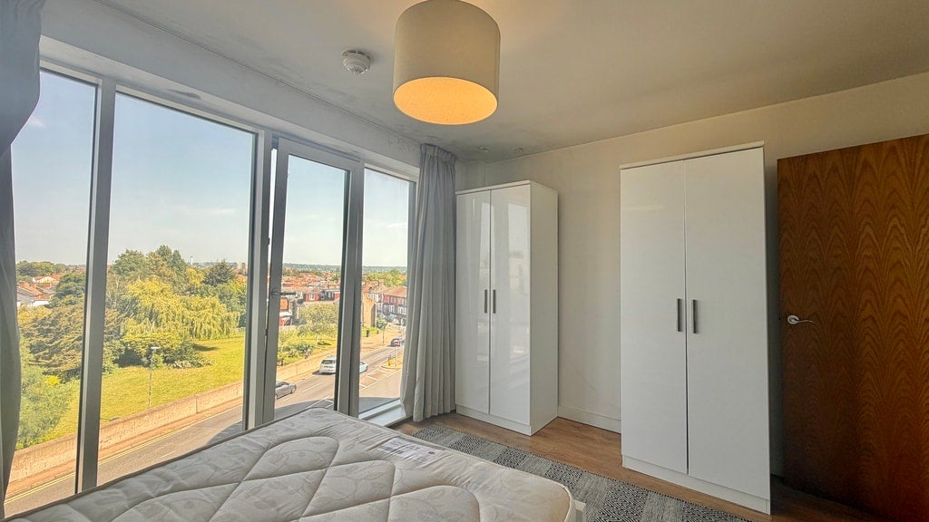 Flat Greenhill Way in Greater London