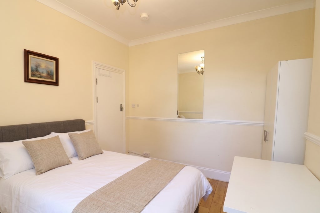 Room Globe Road in Greater London