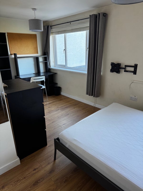 Room Bryansons Close in Bristol