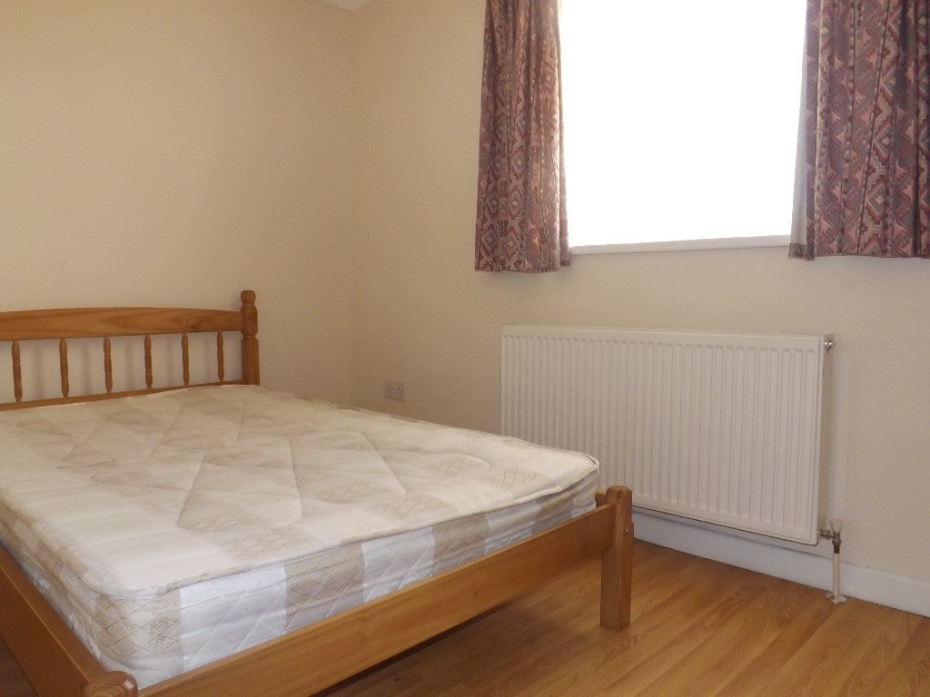Flat Ilford Lane in Greater London