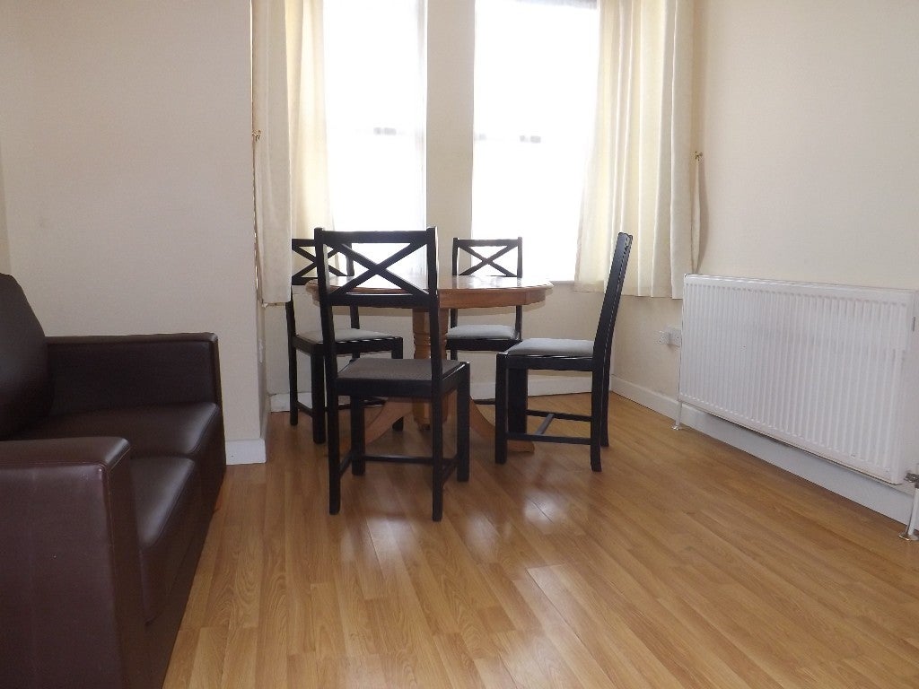 Flat Ilford Lane in Greater London