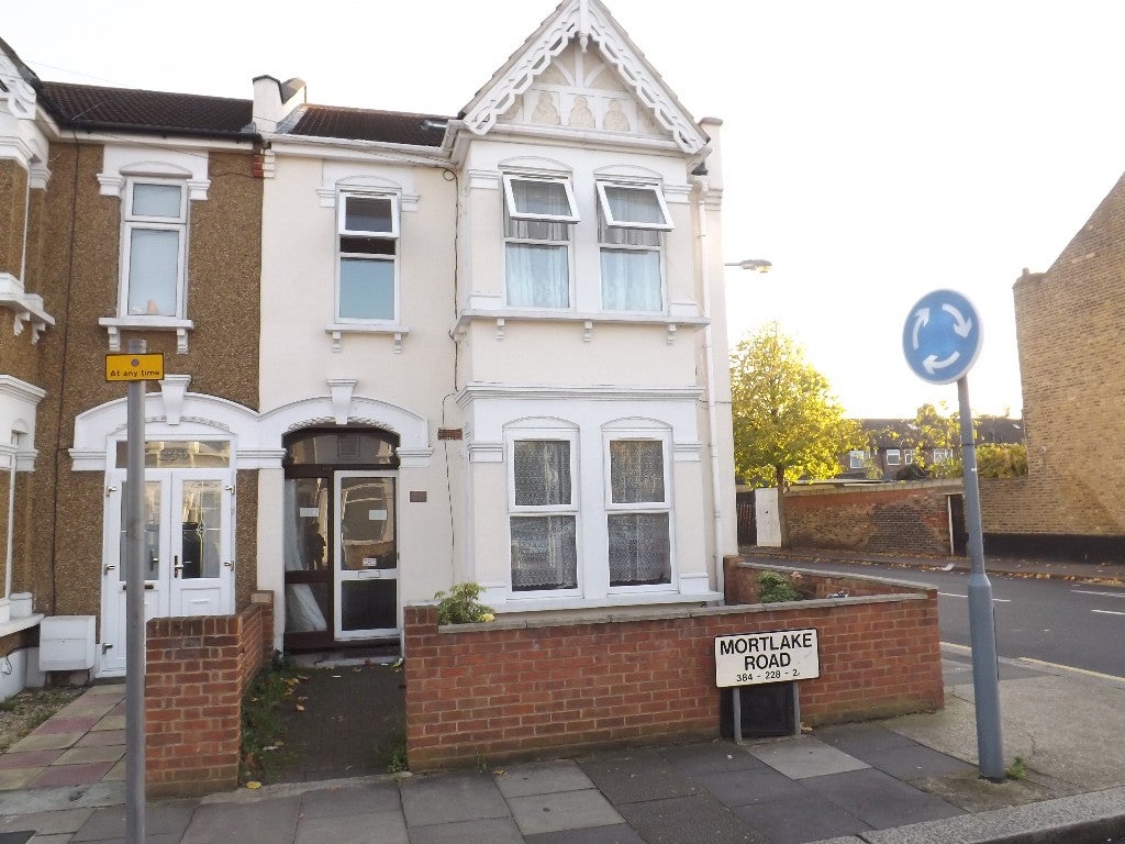 Flat Ilford Lane in Greater London