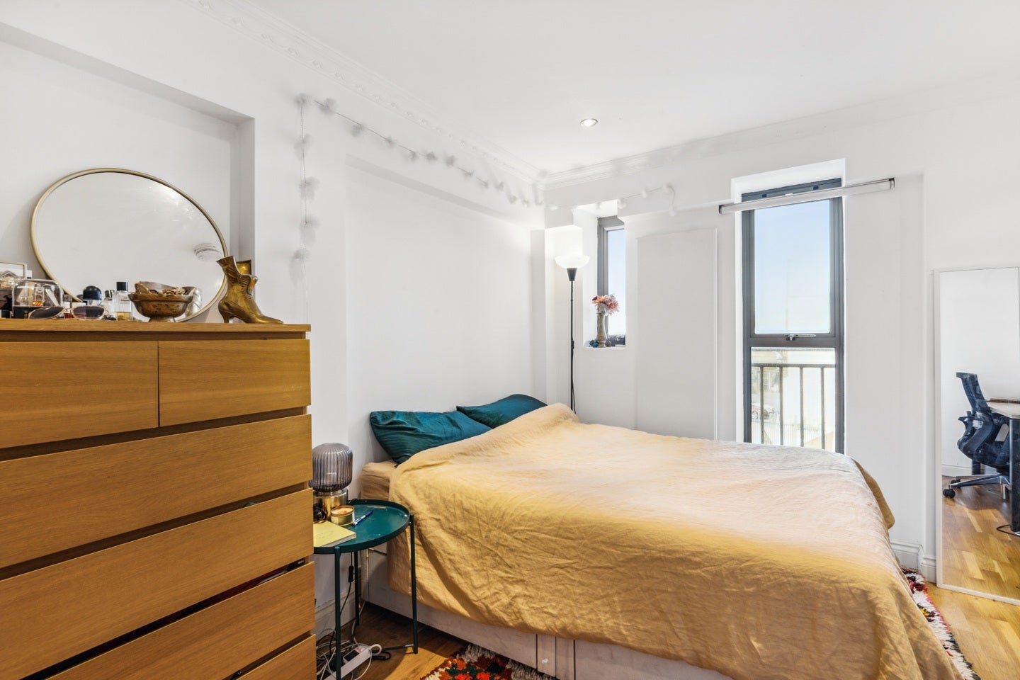 Flat Woodseer Street in Greater London