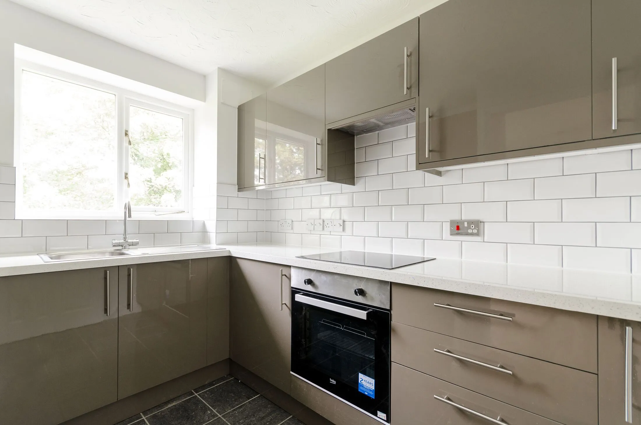 Flat Woodfield Road in Elmbridge