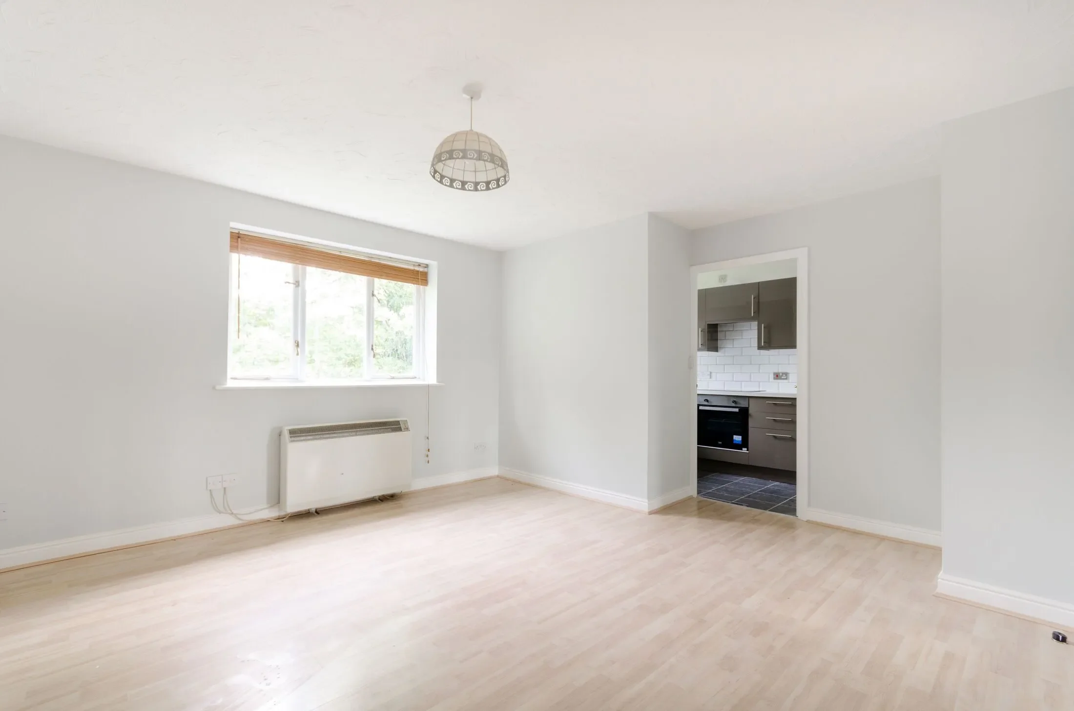 Flat Woodfield Road in Elmbridge