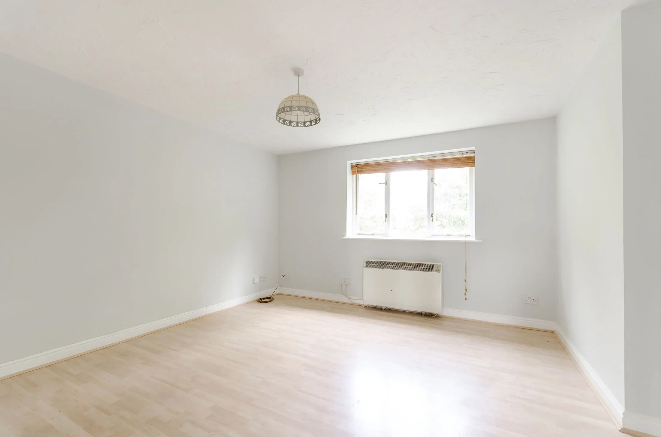 Flat Woodfield Road in Elmbridge
