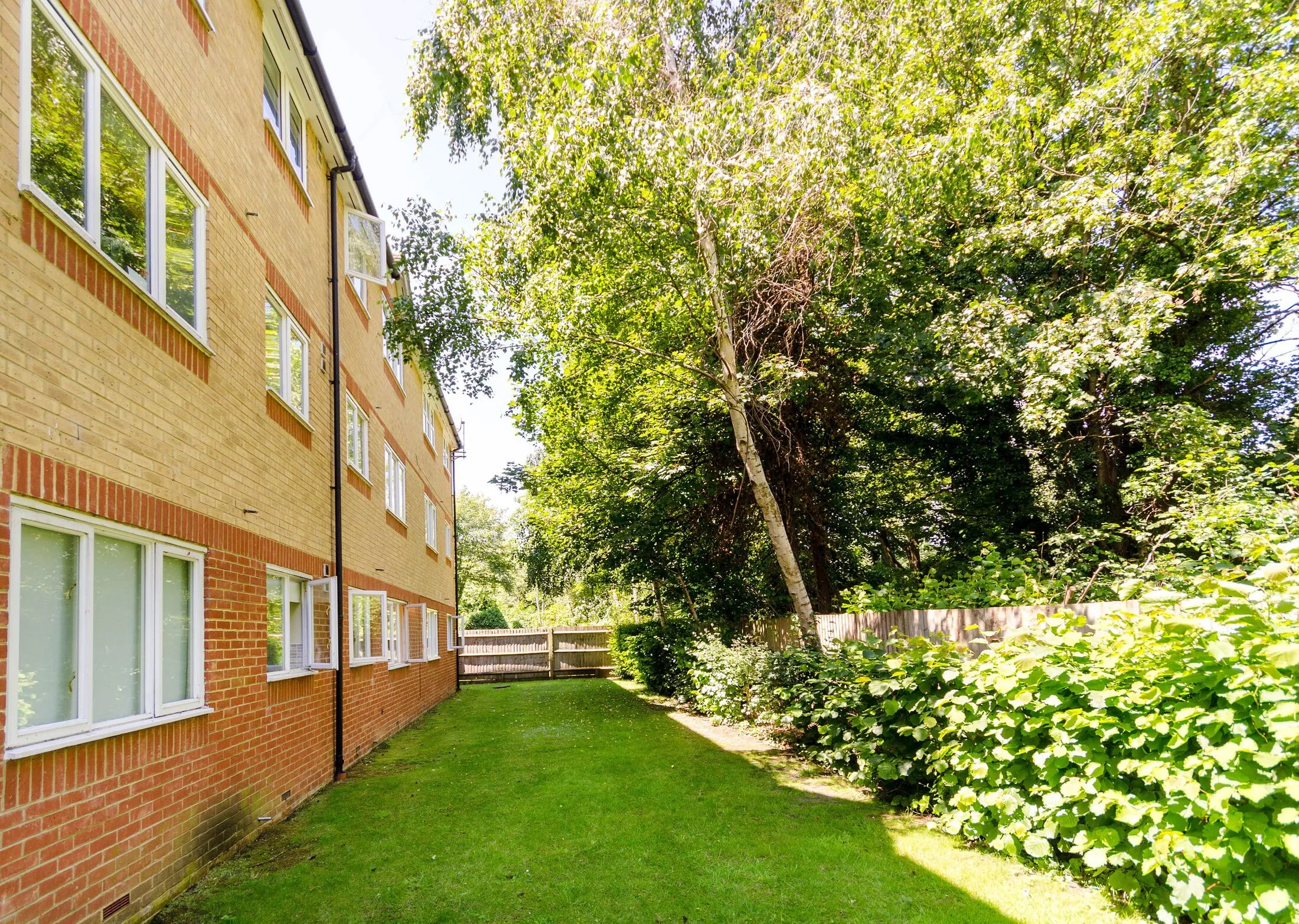 Flat Woodfield Road in Elmbridge