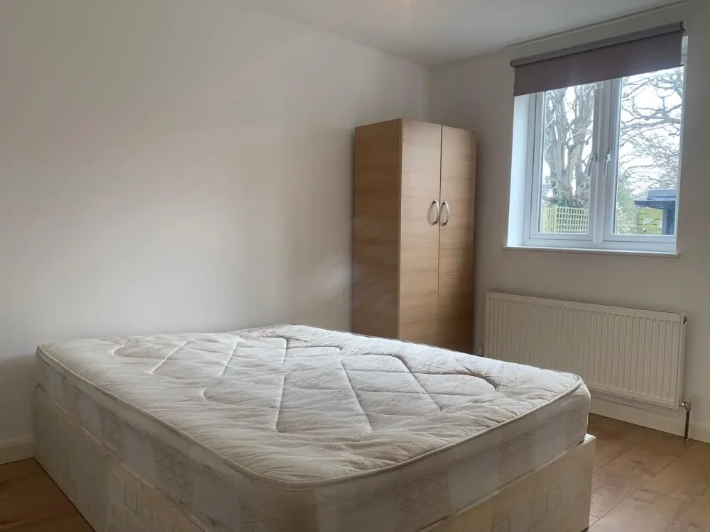 Flat Gipsy Road in Greater London