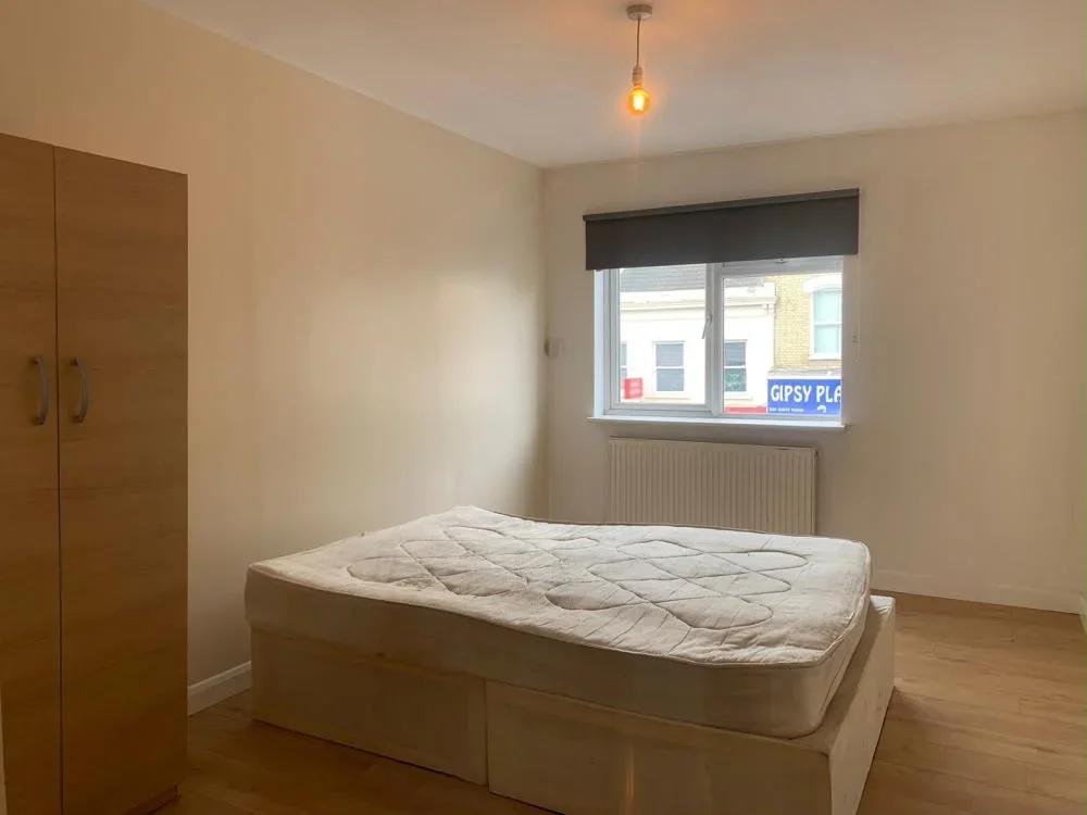 Flat Gipsy Road in Greater London