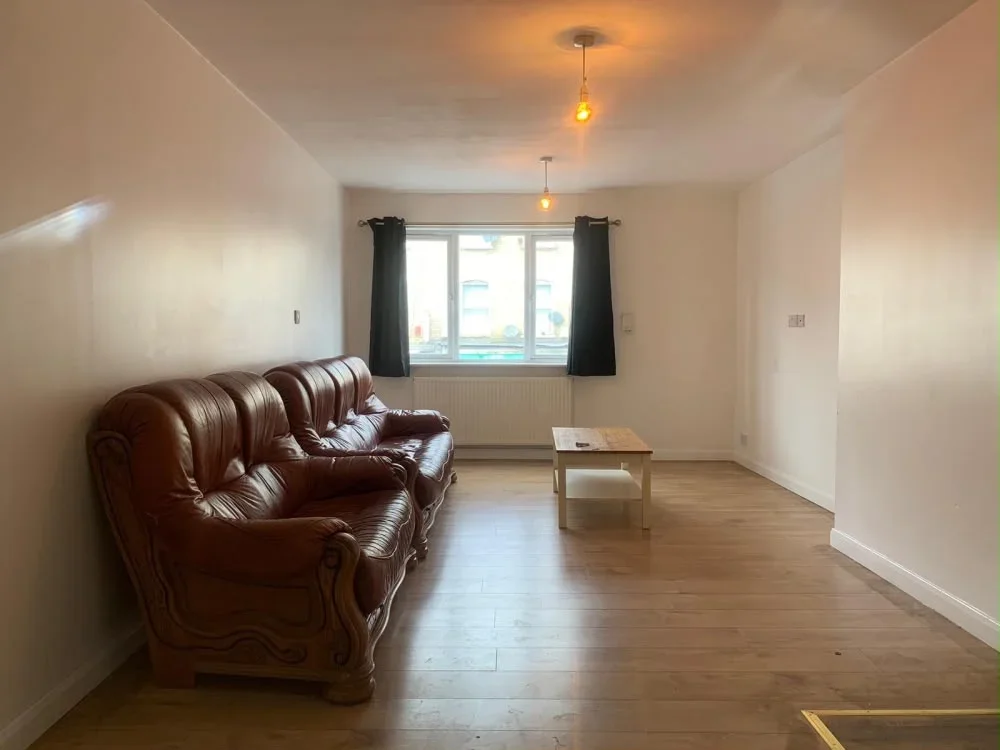 Flat Gipsy Road in Greater London