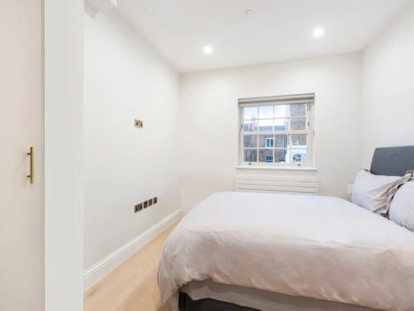 Flat Windmill Street in Greater London