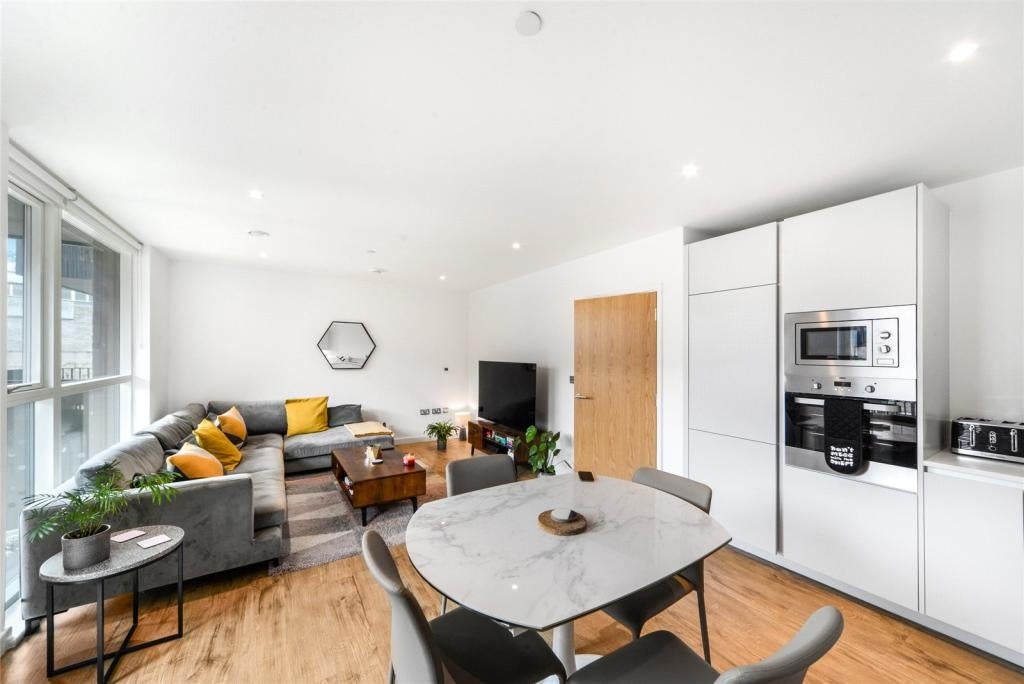 Flat Danson Mews in Greater London